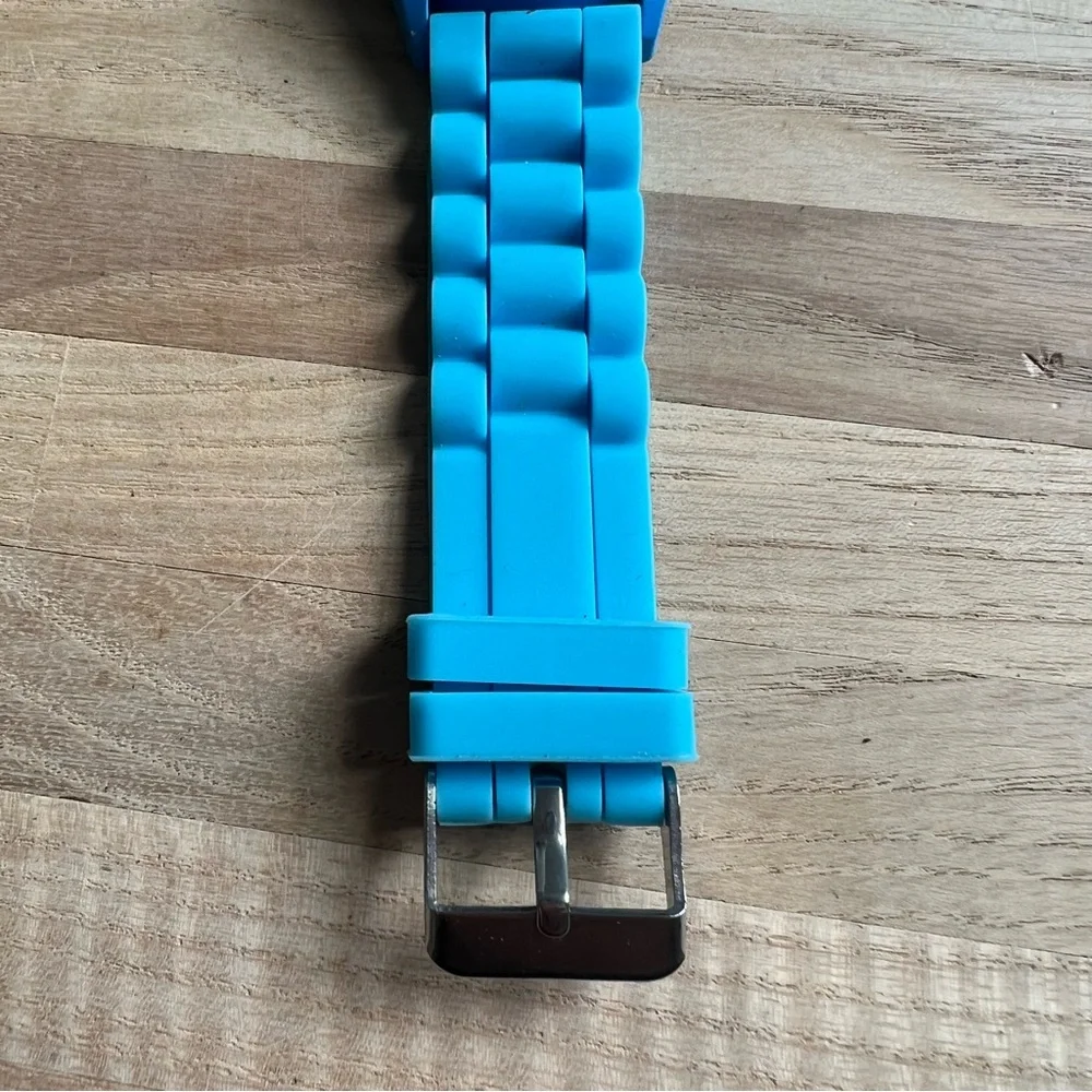 Geneva ladies blue dial silicone rhinestones sporty watch NEW BATTERY